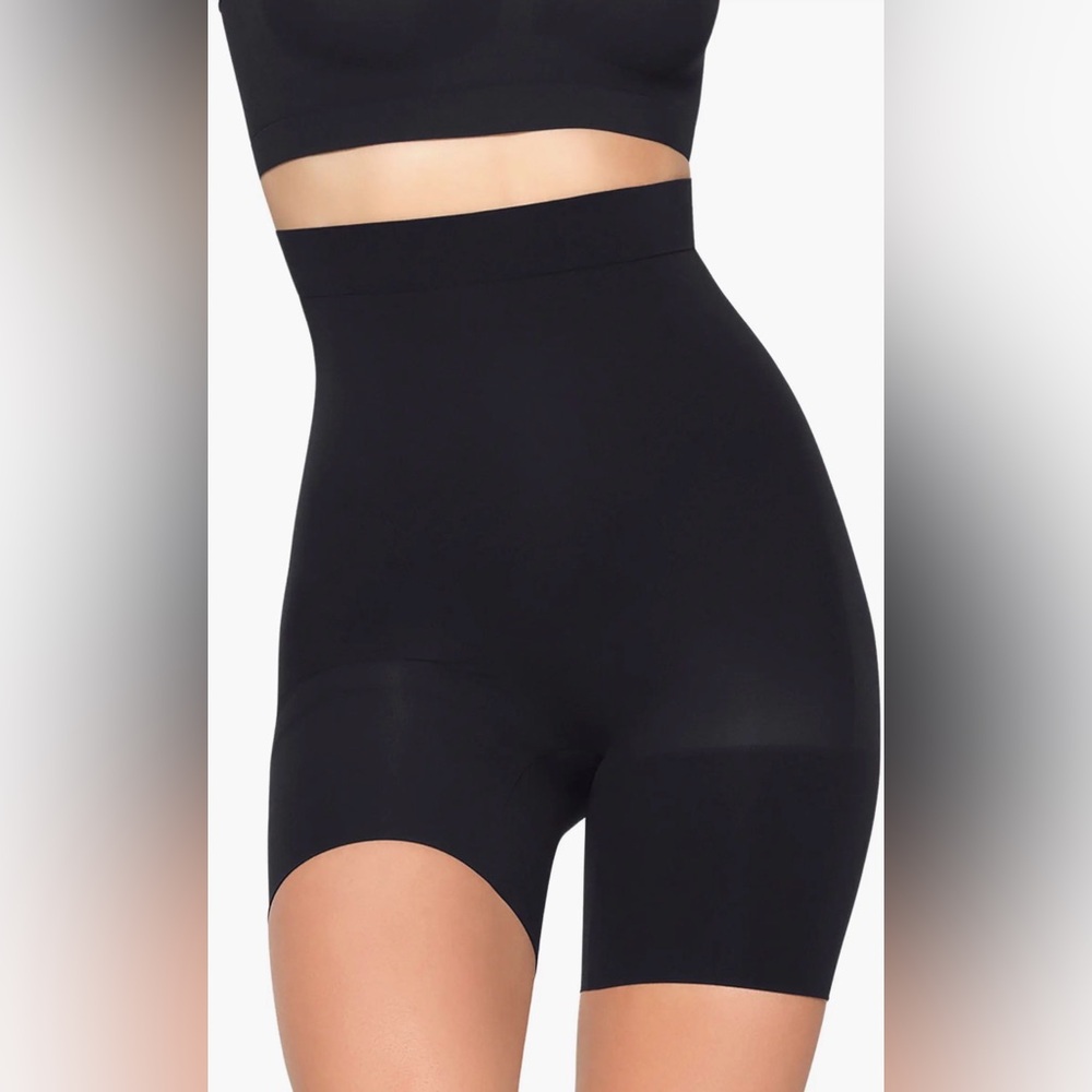 SKIMS NWT Everyday Sculpt Mid Thigh Short